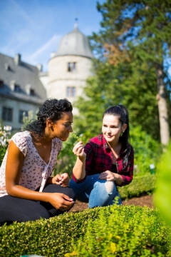 Gäste im Burggarten der Wewelsburg